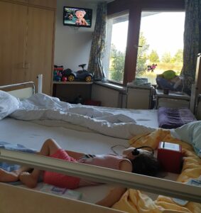 Letztes Jahr hatten wir ein großes Zimmer zu viert. Mama und ich hatten ein gaaanz großes Doppelbett.